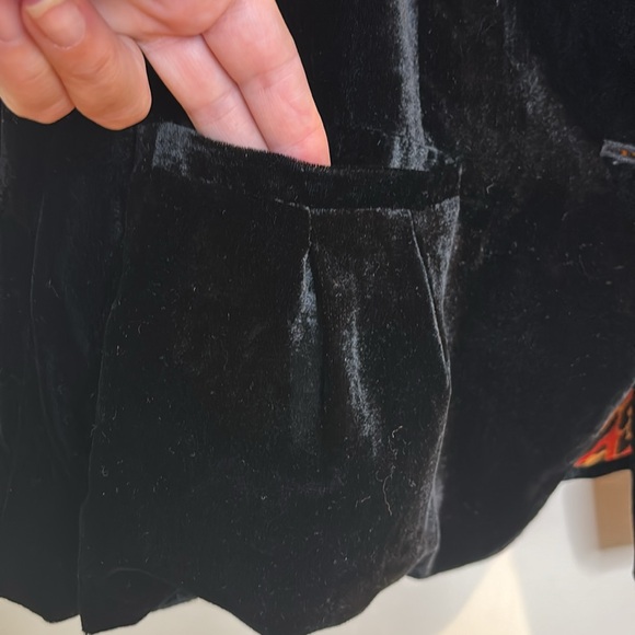 Anne Klein || Black Velvet Single Breasted Blazer with Leopard Print Lining; L - Picture 5 of 11